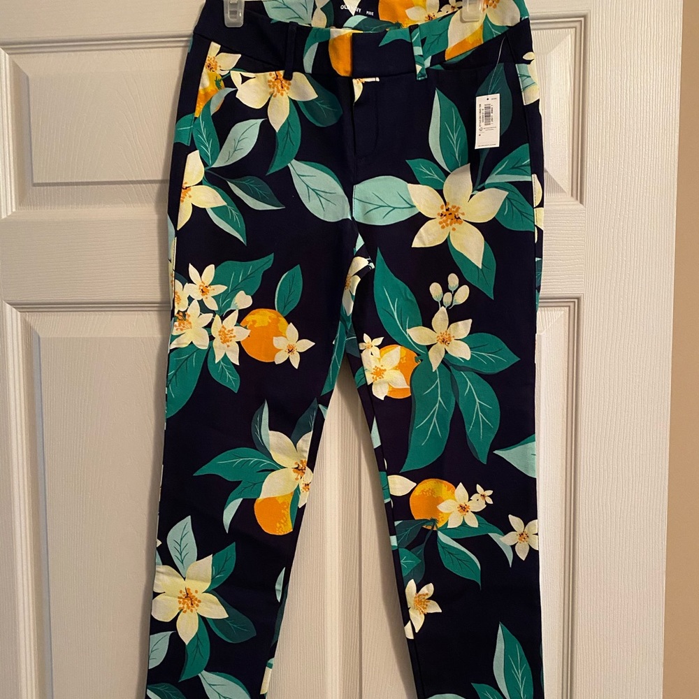 NWT Old Navy Pixie Pants - size 6